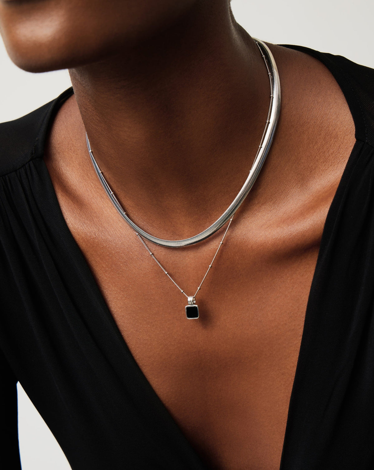 Colar Pingente Quadrado Onix - Prata | SILLENE - detalhe