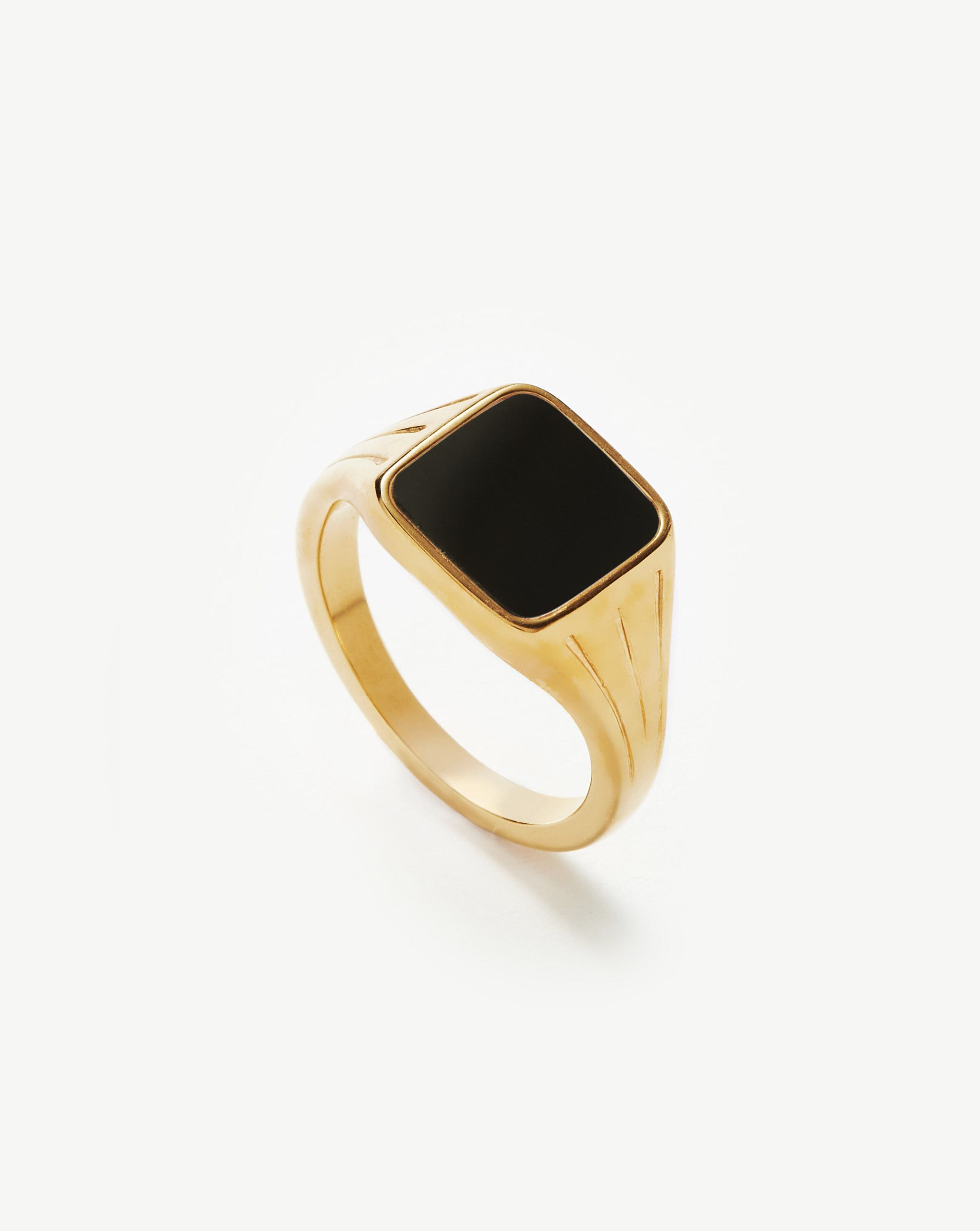 Anel Chancela Quadrada Pedra Preta - Ouro 18K | SILLENE