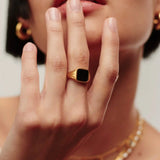 Anel Chancela Quadrada Pedra Preta - Ouro 18K | SILLENE