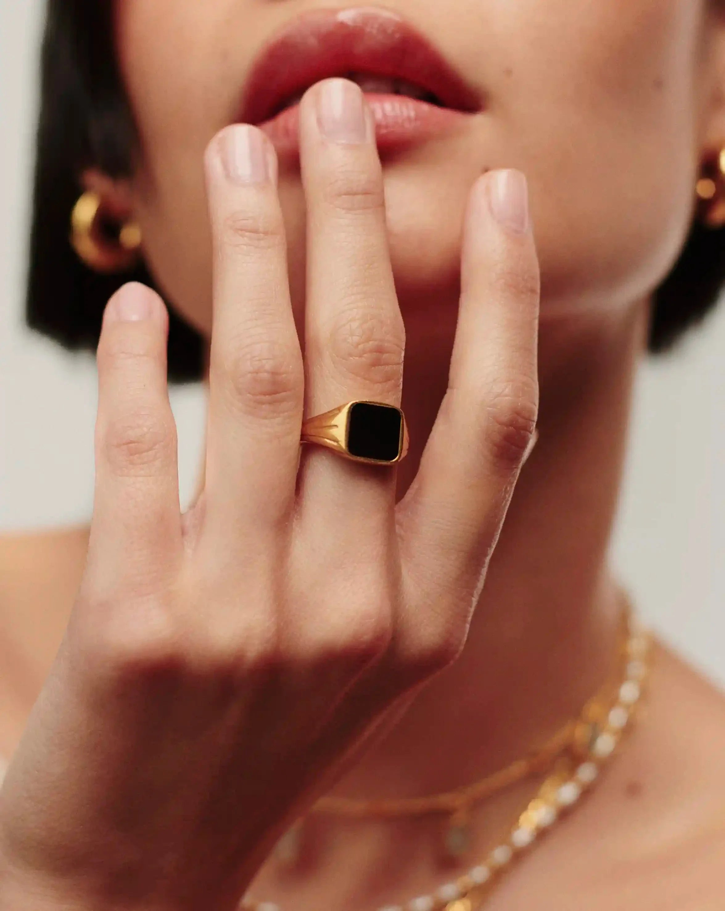 Anel Chancela Quadrada Pedra Preta - Ouro 18K | SILLENE