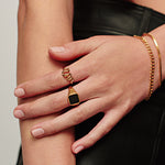 Anel Chancela Quadrada Pedra Preta - Ouro 18K | SILLENE