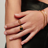 Anel Chancela Quadrada Pedra Preta - Ouro 18K | SILLENE
