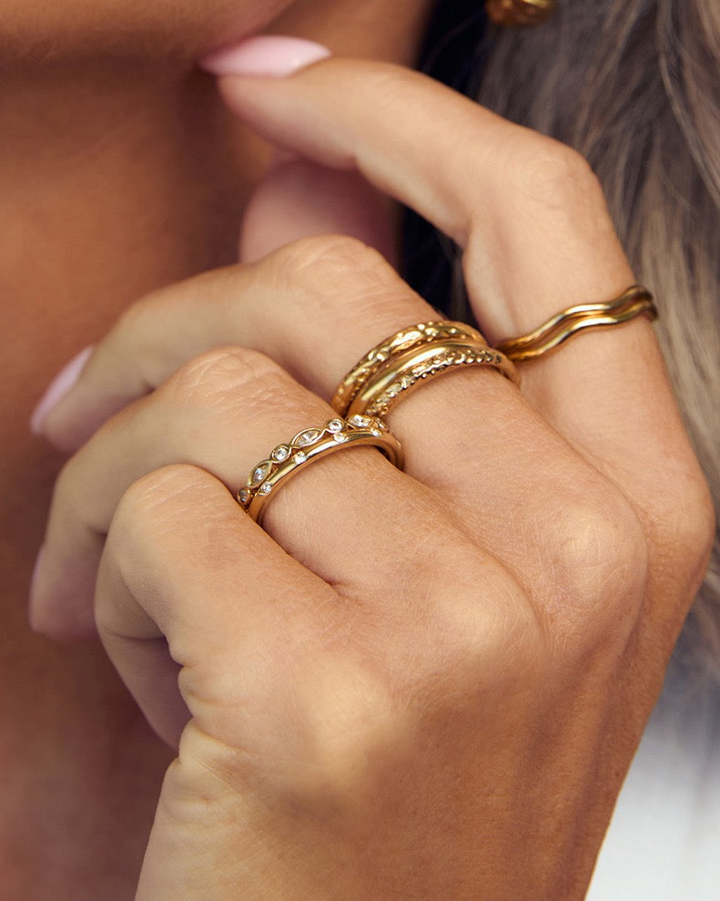 Anel Cravejado Delicado - Ouro 18K | SILLENE