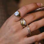 Anel Cravejado Retangular - Ouro 18K | SILLENE