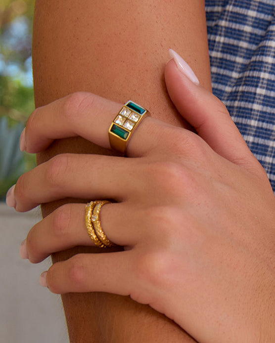 Anel Cravejado Verde - Ouro 18K | SILLENE