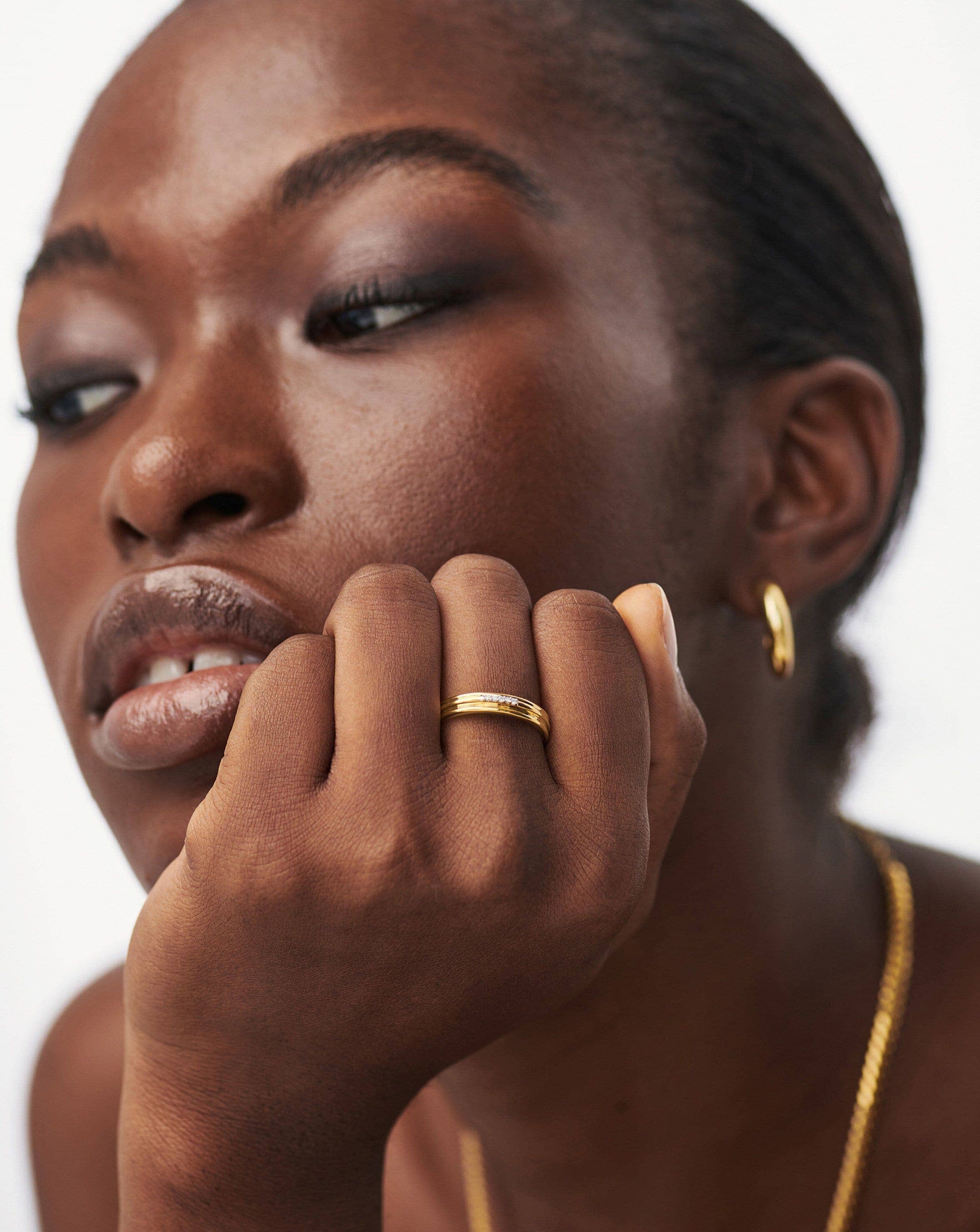 Anel Fino Cravejado Ranhurado - Ouro 18K | SILLENE