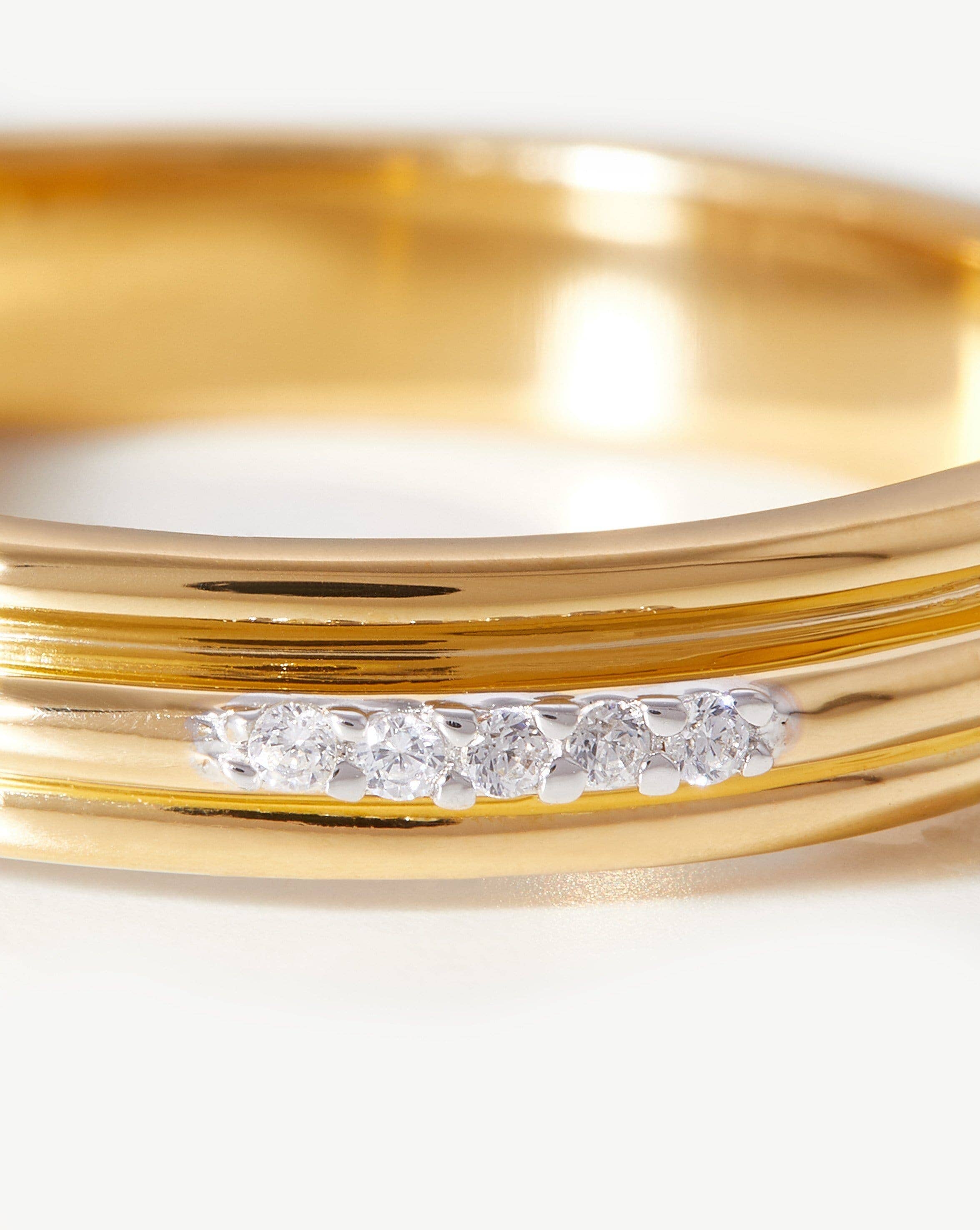 Anel Fino Cravejado Ranhurado - Ouro 18K | SILLENE