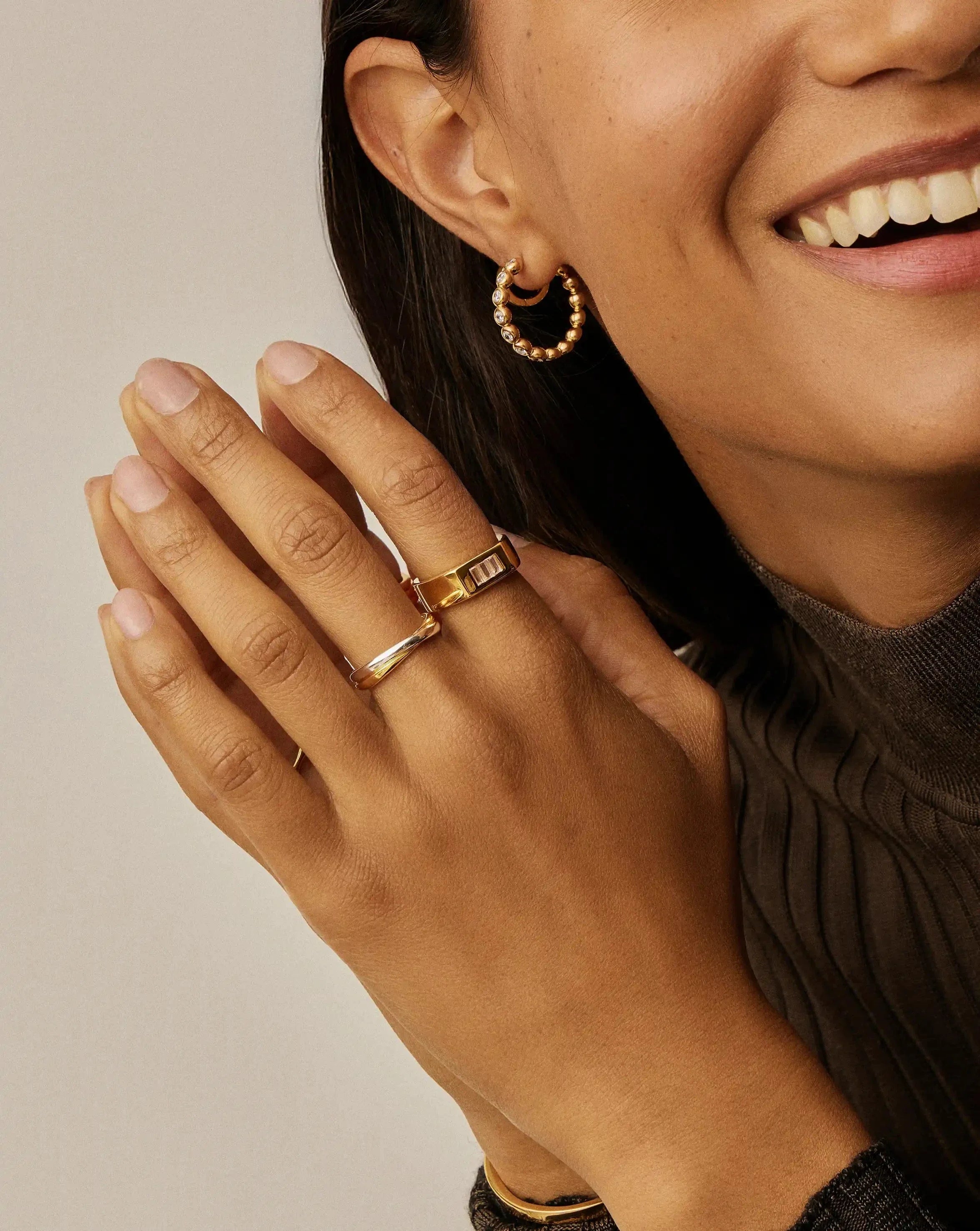 Anel Largo Três Pedras - Ouro 18K | SILLENE