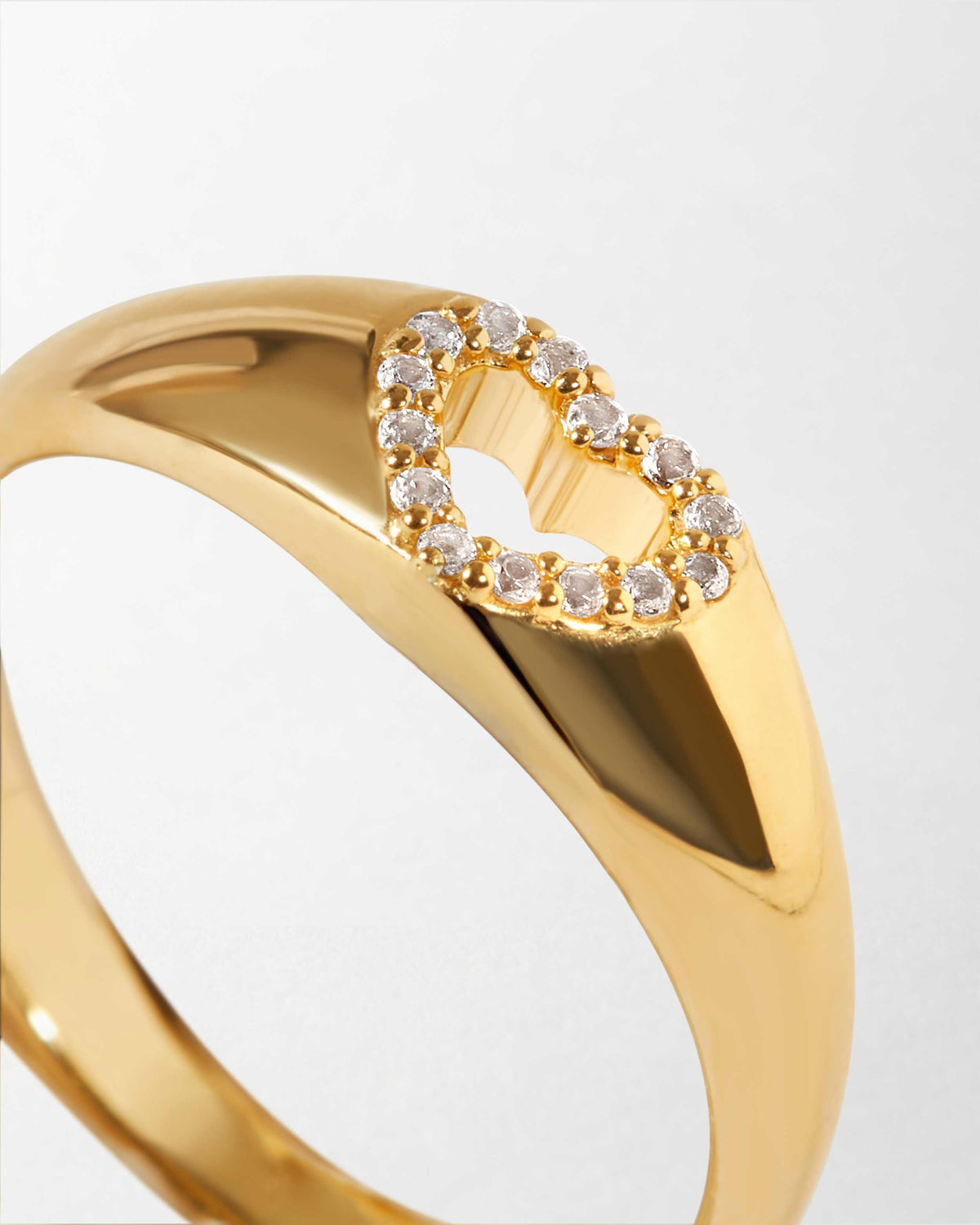 Anel Sinete Coração Cravejado Branco - Ouro 18K | SILLENE