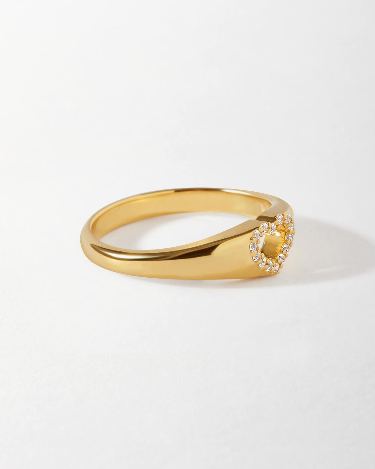 Anel Sinete Coração Cravejado Branco - Ouro 18K | SILLENE