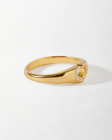 Anel Sinete Coração Cravejado Branco - Ouro 18K | SILLENE