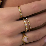 Anel Sinete Cravejado Sutil - Ouro 18K | SILLENE