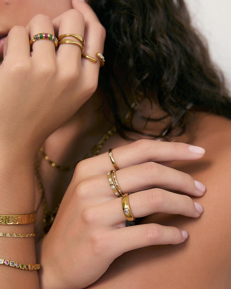 Anel Sinete Cravejado Sutil - Ouro 18K | SILLENE