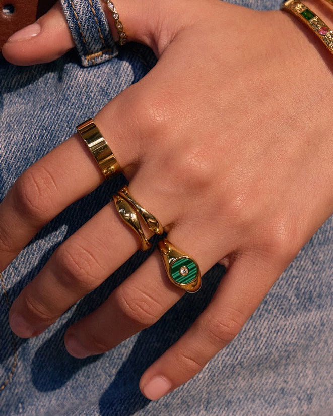 Anel Sinete Malaquita - Ouro 18K | SILLENE