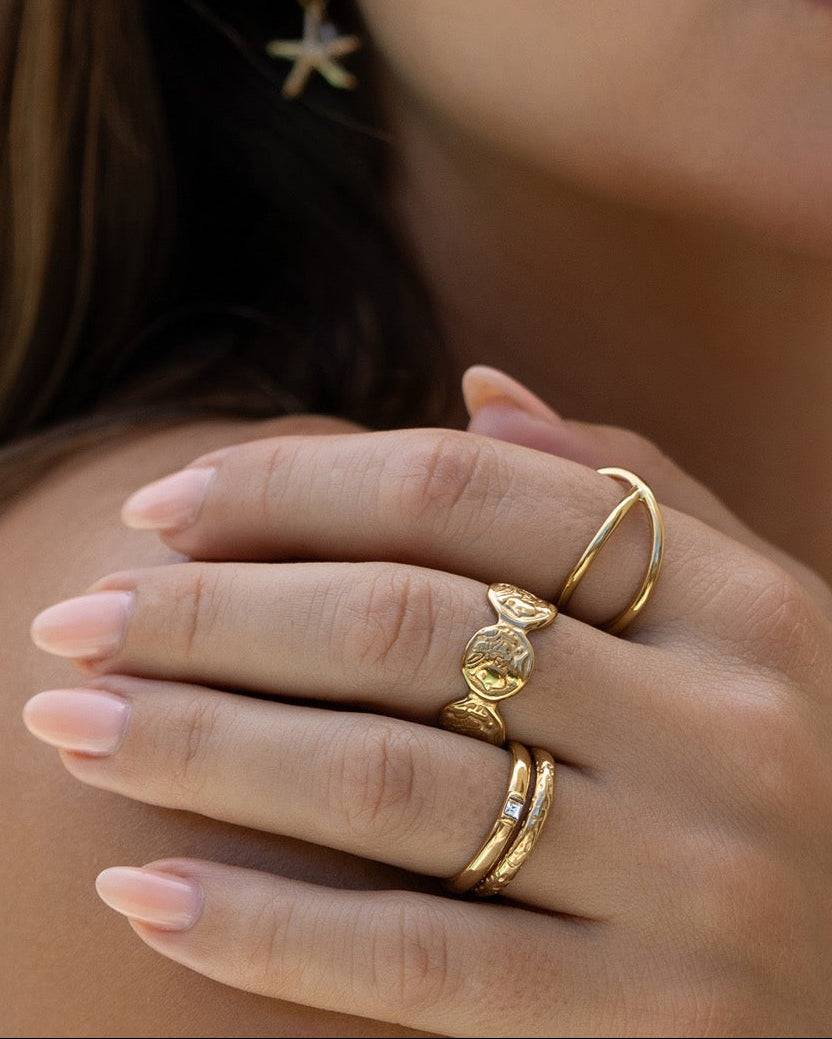 Anel Solitário Cravejado - Ouro 18K | SILLENE