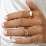 Anel Torcido com Pérola - Ouro 18K | SILLENE