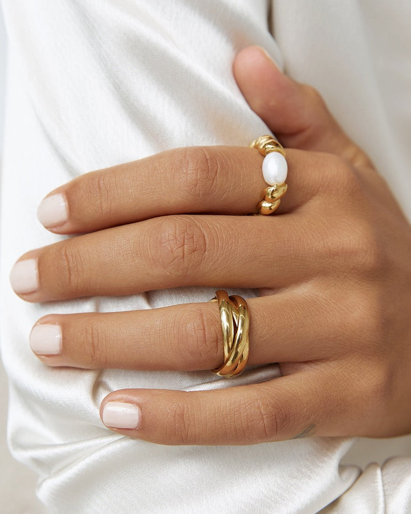 Anel Torcido com Pérola - Ouro 18K | SILLENE