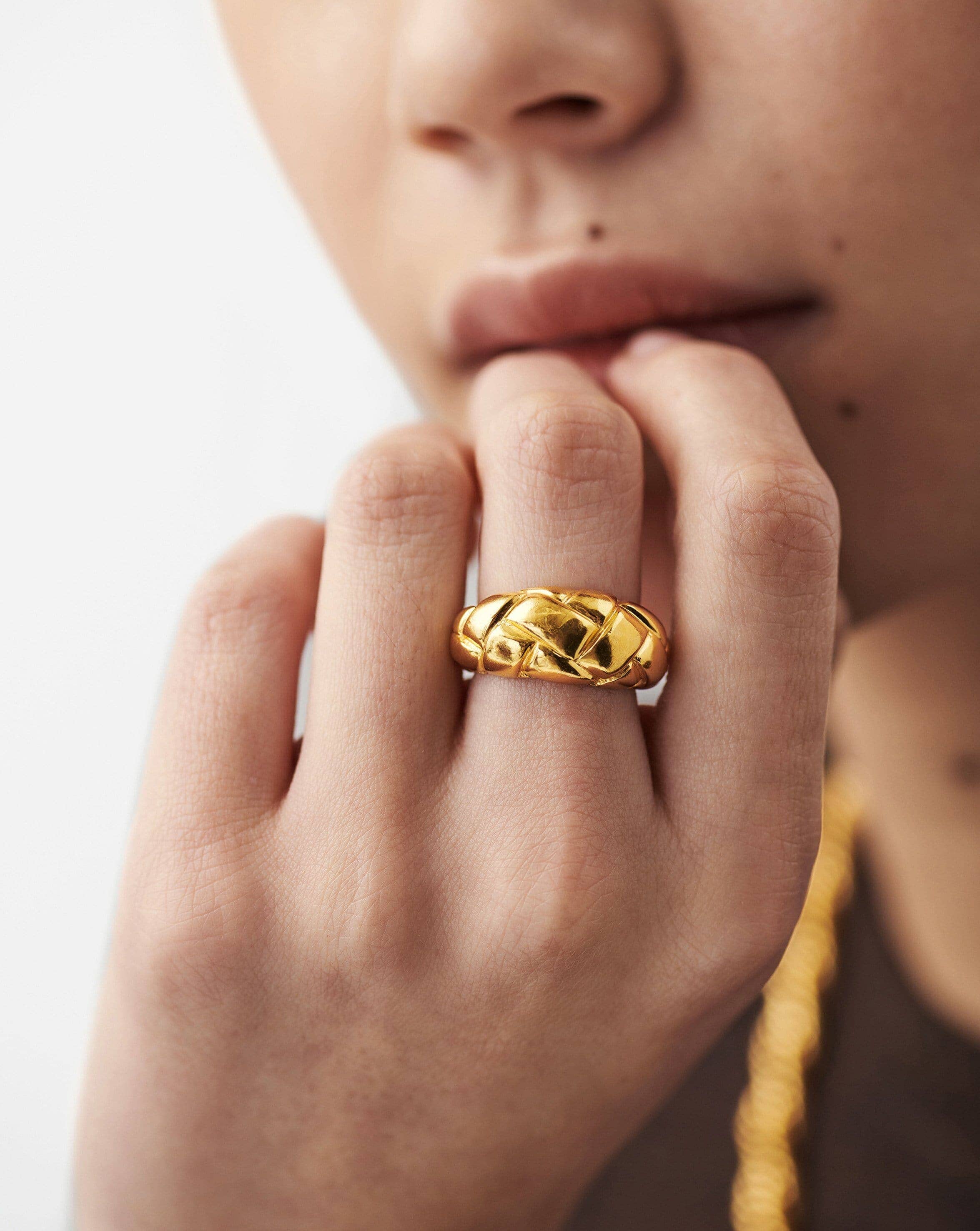 Anel Trançado Waffle - Ouro 18K | SILLENE
