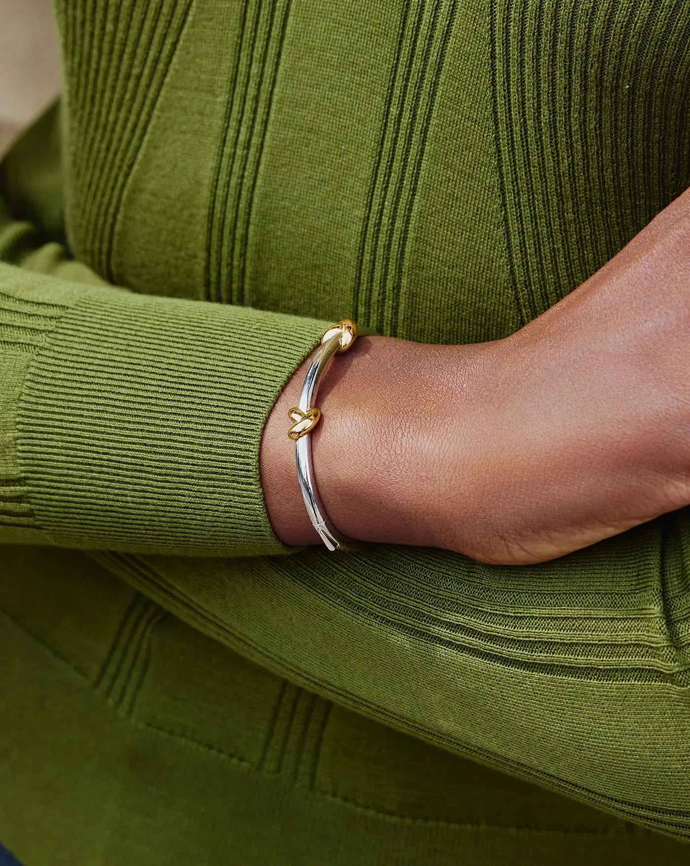 Bracelete Nó Articulado - Ouro e Prata | SILLENE