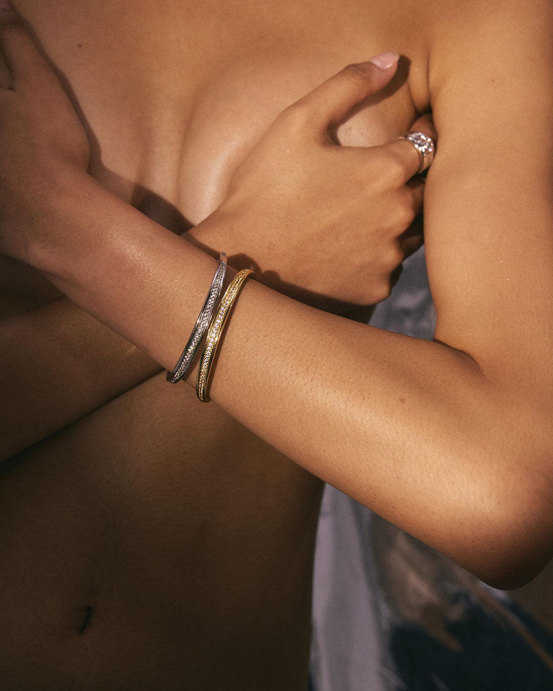 Bracelete Onda Articulada - Ouro e Prata - detalhe 03 | SILLENE