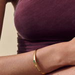 Bracelete Pebble Ônix Verde - Ouro 18K | SILLENE - uso