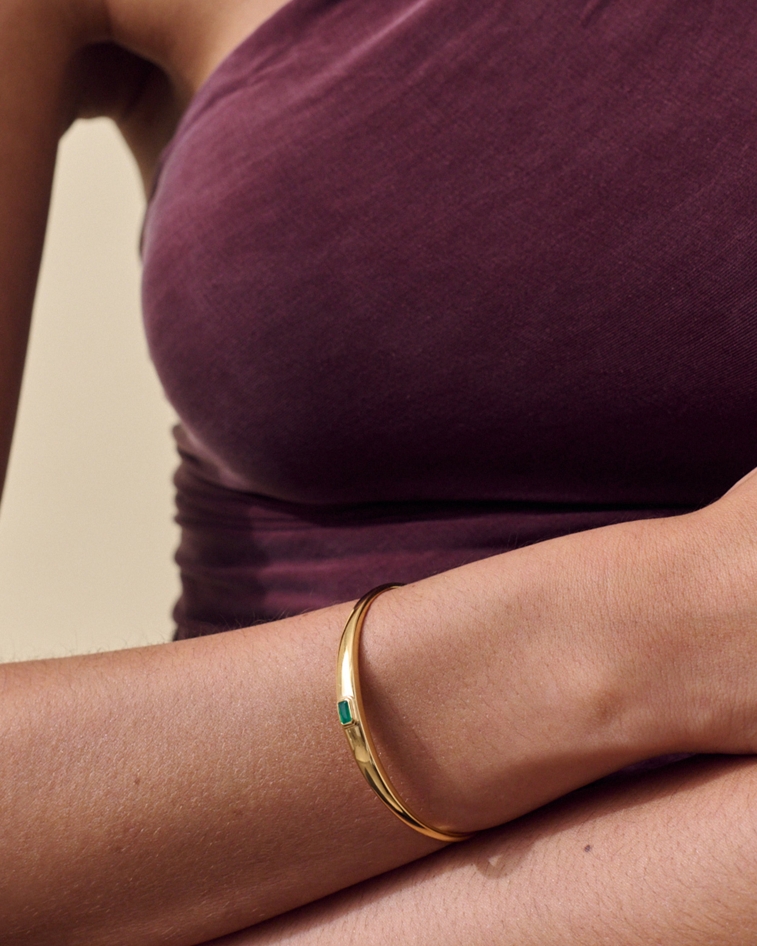 Bracelete Pebble Ônix Verde - Ouro 18K | SILLENE - uso