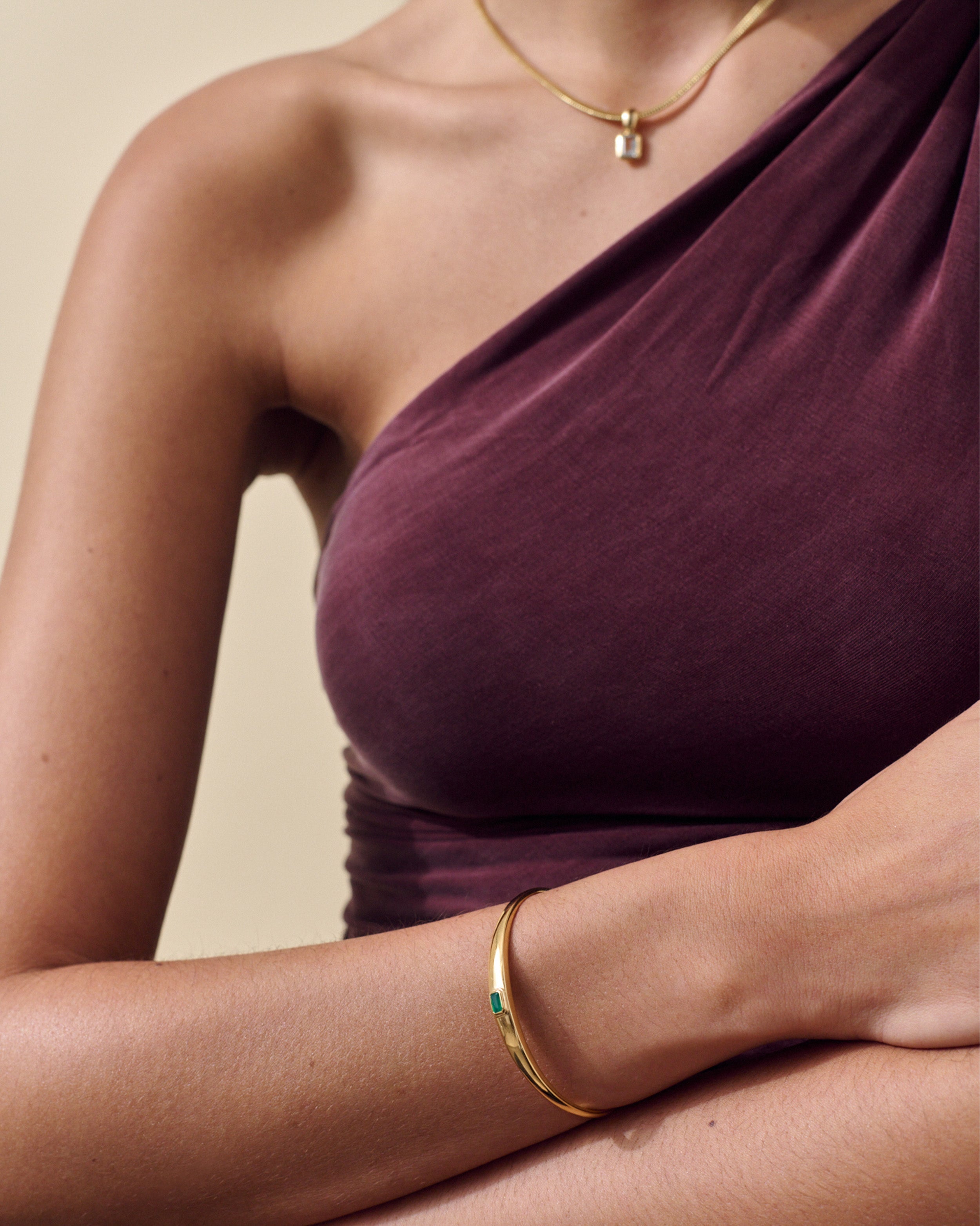 Bracelete Pebble Ônix Verde - Ouro 18K | SILLENE - uso