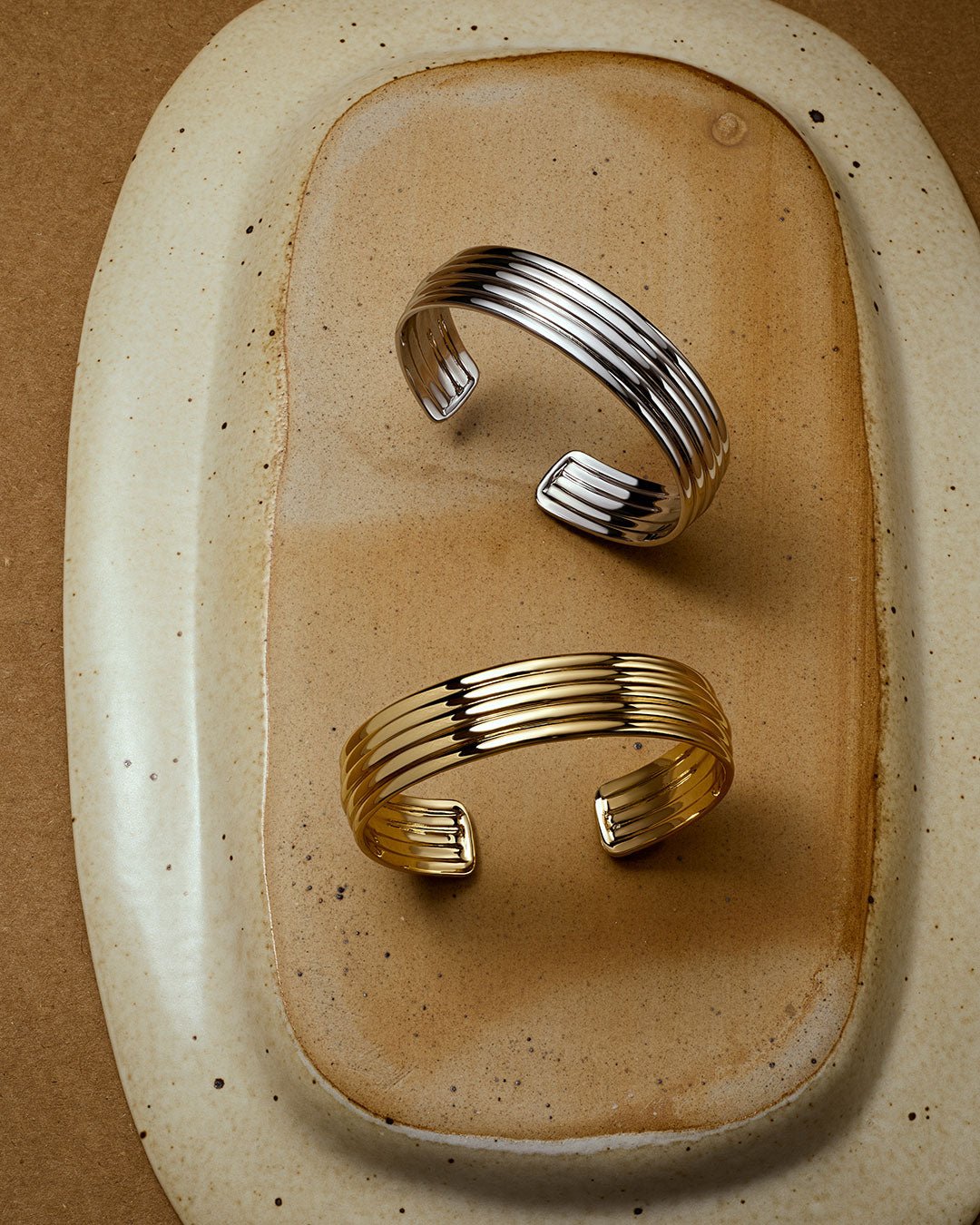 Bracelete Positano Estriado - Ouro e Prata - detalhe 05 | SILLENE