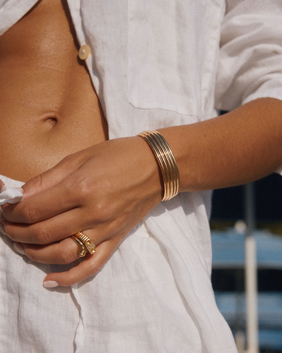 Bracelete Positano Estriado - Ouro e Prata - detalhe 06 | SILLENE