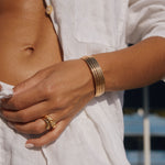 Bracelete Positano Estriado - Ouro e Prata - detalhe 06 | SILLENE