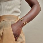 Bracelete Texturizado Esmeralda - Ouro 18K | SILLENE - uso