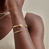 Bracelete Texturizado Esmeralda - Ouro 18K | SILLENE - uso
