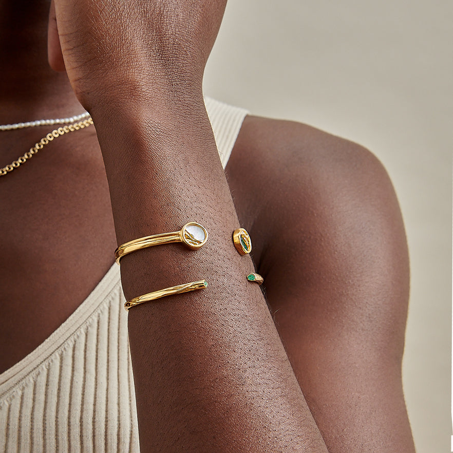 Bracelete Texturizado Esmeralda - Ouro 18K | SILLENE - uso