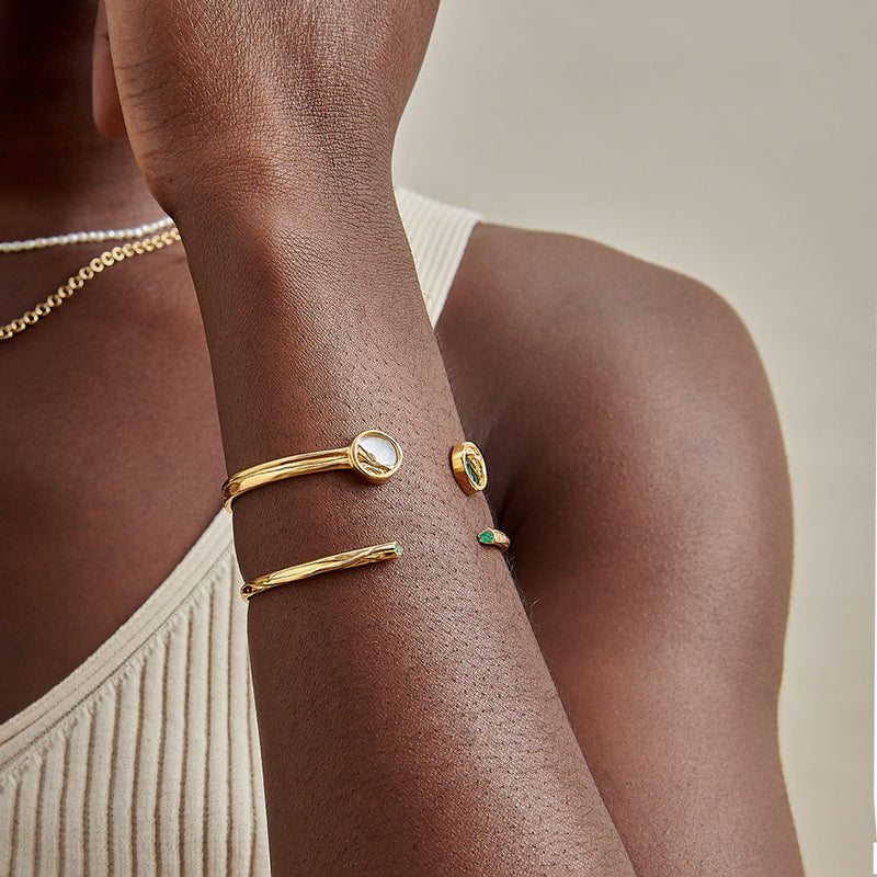 Bracelete Texturizado Esmeralda - Ouro 18K | SILLENE - uso