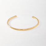 Bracelete Texturizado Esmeralda - Ouro 18K | SILLENE - uso