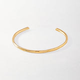 Bracelete Texturizado Esmeralda - Ouro 18K | SILLENE - uso