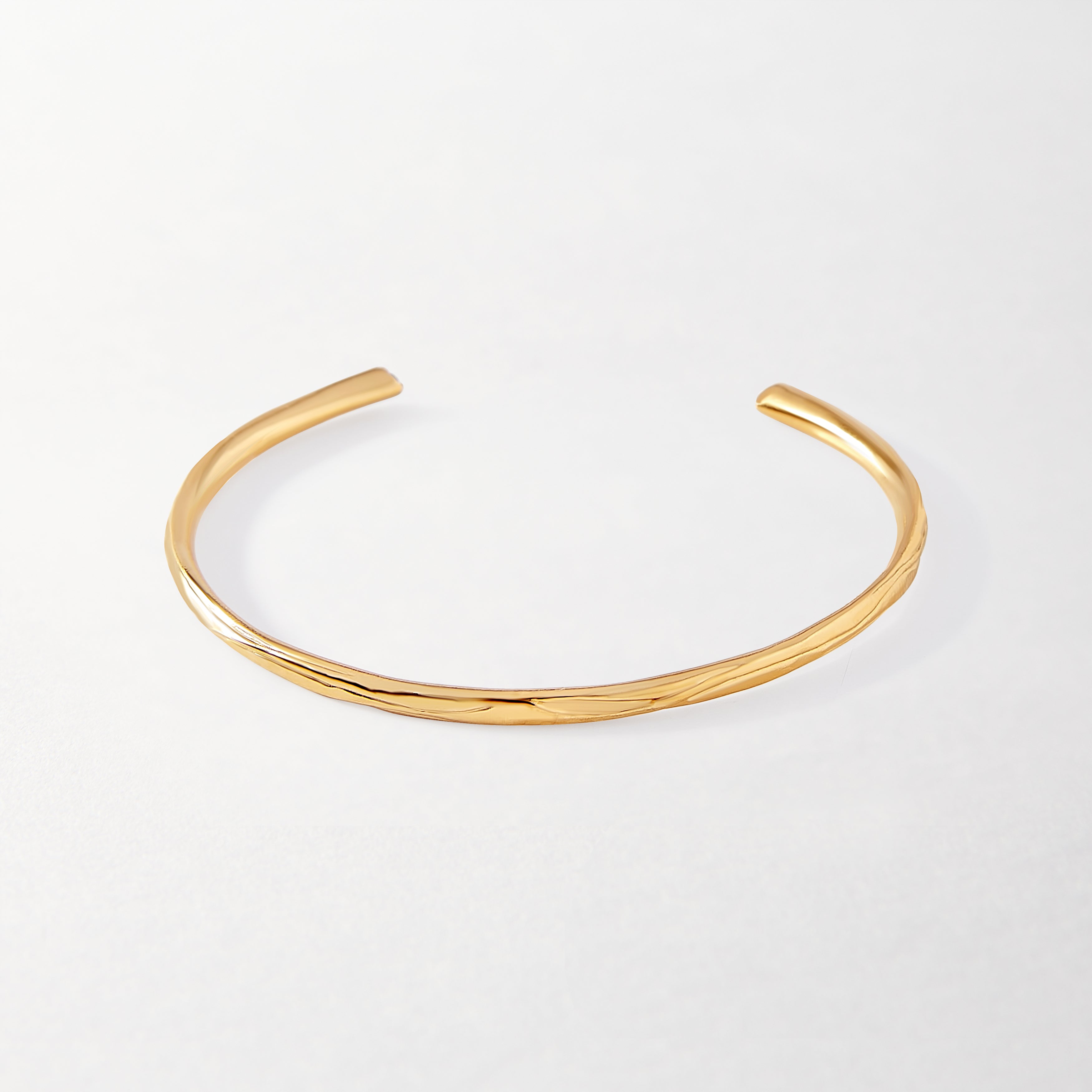 Bracelete Texturizado Esmeralda - Ouro 18K | SILLENE - uso