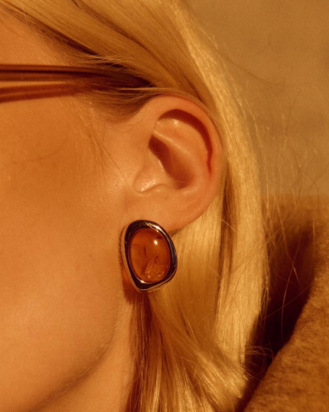 Brinco Amber com Resina Mel - Ouro e Prata - detalhe 03 | SILLENE
