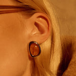 Brinco Amber com Resina Mel - Ouro e Prata - detalhe 03 | SILLENE