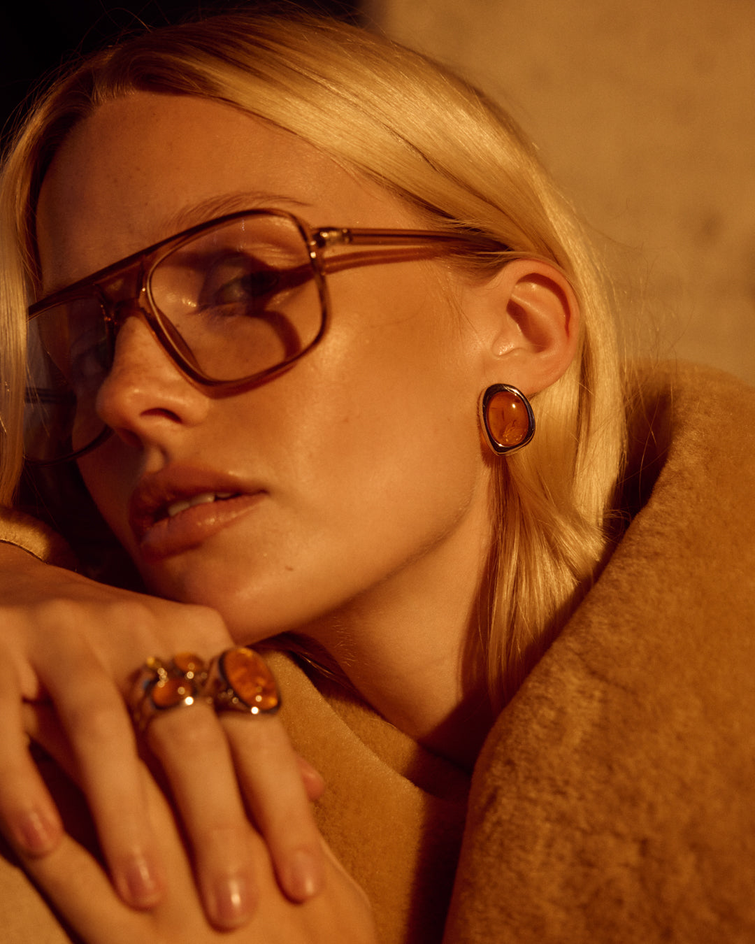 Brinco Amber com Resina Mel - Ouro e Prata - detalhe 04 | SILLENE