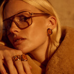 Brinco Amber com Resina Mel - Ouro e Prata - detalhe 04 | SILLENE