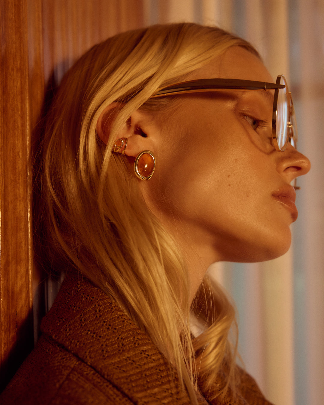 Brinco Amber com Resina Mel - Ouro e Prata - detalhe 06 | SILLENE