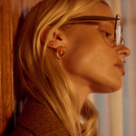 Brinco Amber com Resina Mel - Ouro e Prata - detalhe 06 | SILLENE