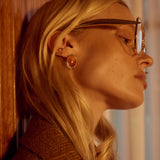 Brinco Amber com Resina Mel - Ouro e Prata - detalhe 06 | SILLENE