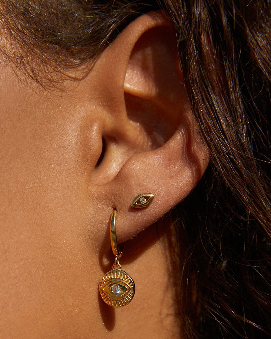 Brinco Amuleto - Ouro 18K | SILLENE - uso