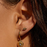 Brinco Amuleto - Ouro 18K | SILLENE - uso