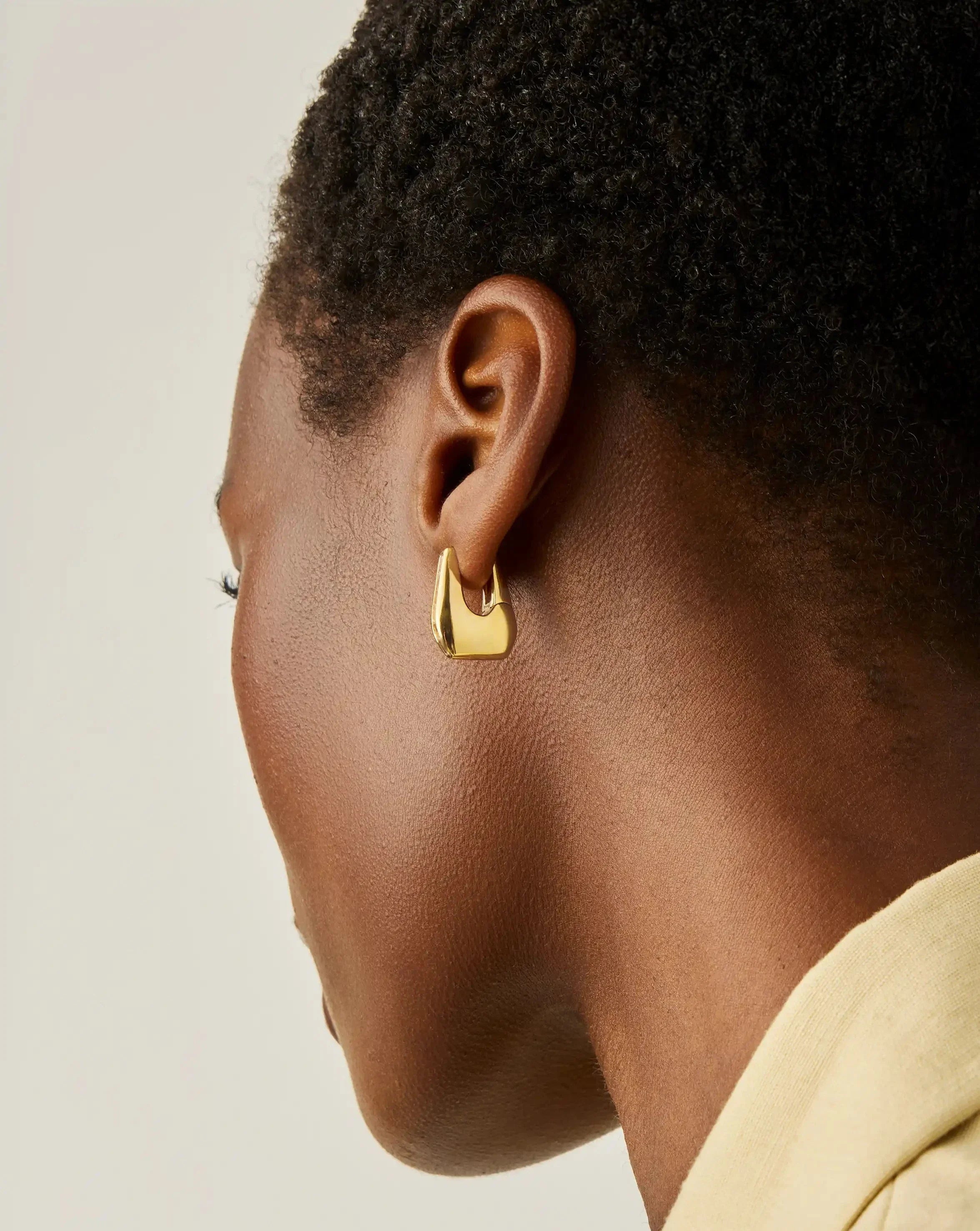 Brinco Argola Arco Cravejado - Ouro 18K | SILLENE