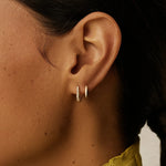 Brinco Argola Arco Cravejado Pequena - Ouro 18K | SILLENE