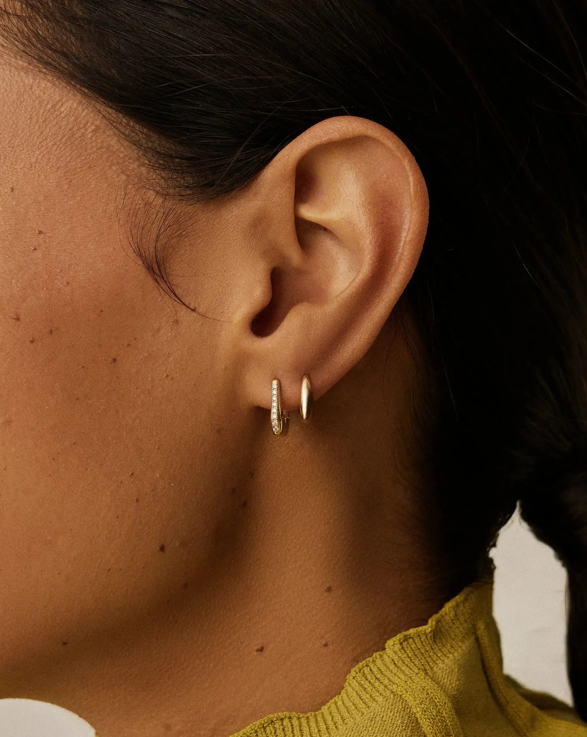 Brinco Argola Arco Cravejado Pequena - Ouro 18K | SILLENE