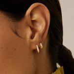 Brinco Argola Arco Cravejado Pequena - Ouro 18K | SILLENE